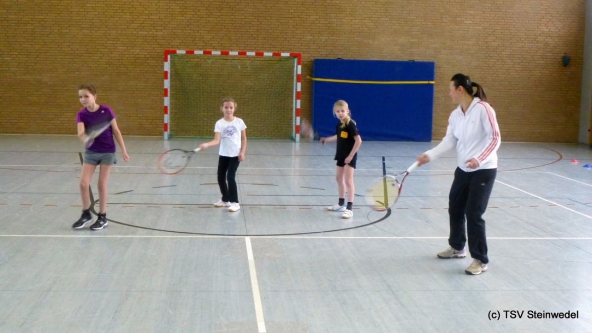 Tennisjugend vom TSV Steinwedel trainiert in Sporthalle Aligse