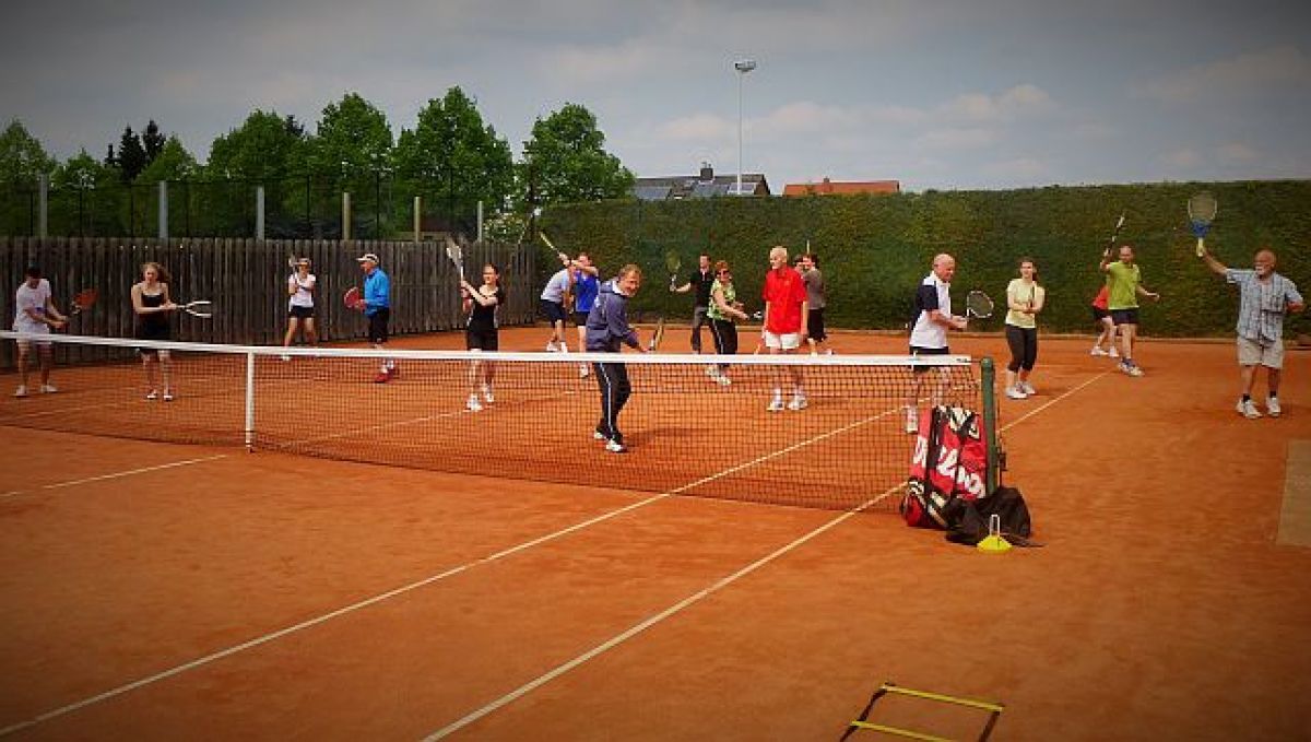 die Cardio Tennis Gruppe des TSV Steinwedel in Aktion